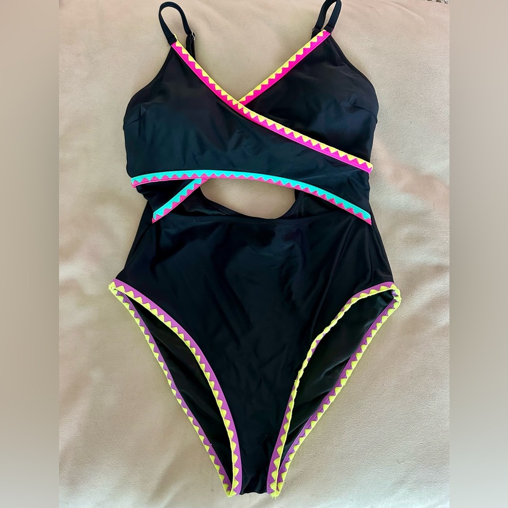 Popvil Popular Black Calm Shell One Piece Swimsuit with Colorful Trim